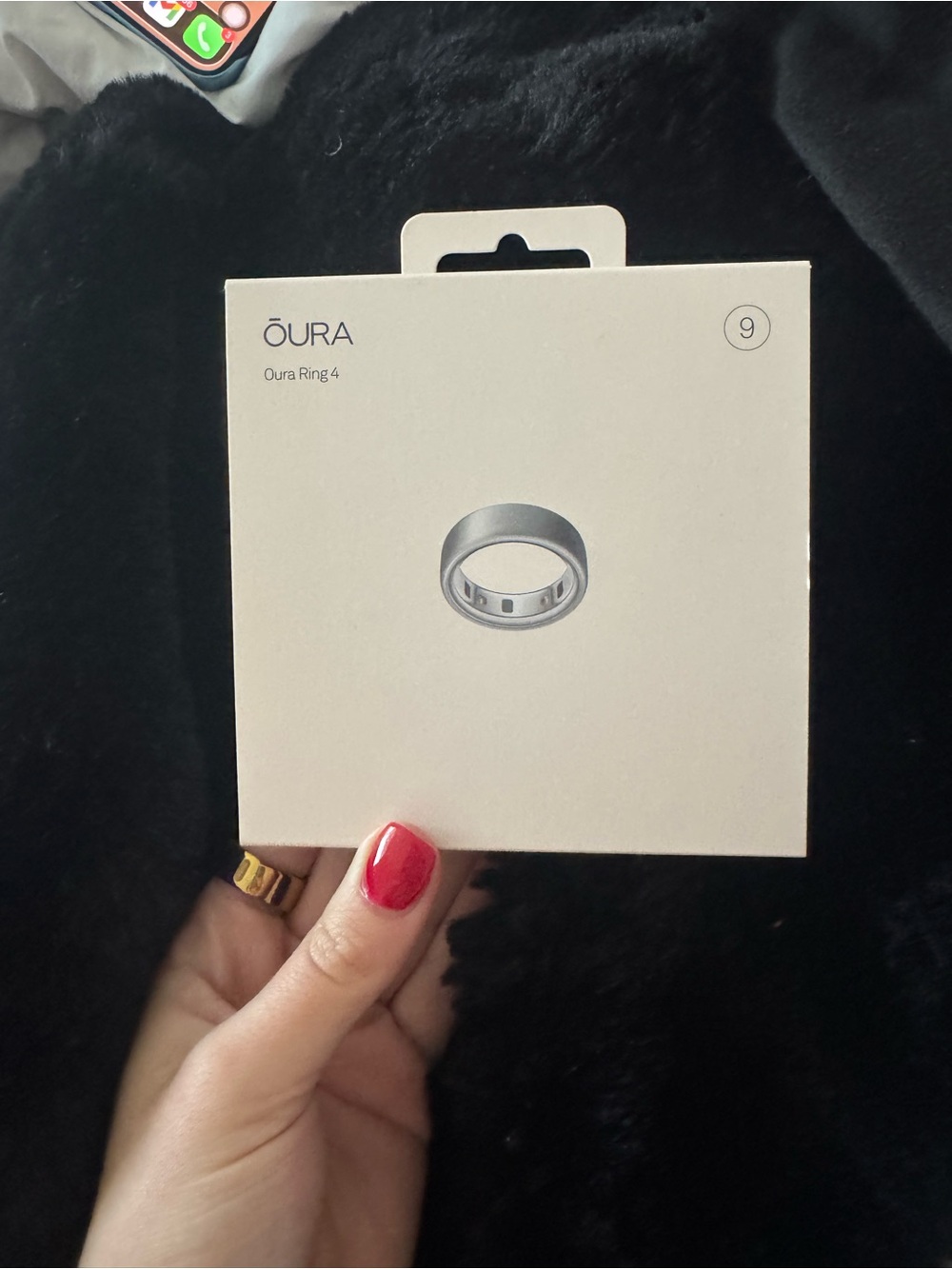 Oura Ring 4 Box with Silver Ring Illustration